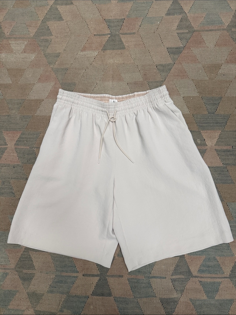 Aritzia Wilfred Thesis Bermuda Short in Matte Pearl - Size L - Picture 6 of 11